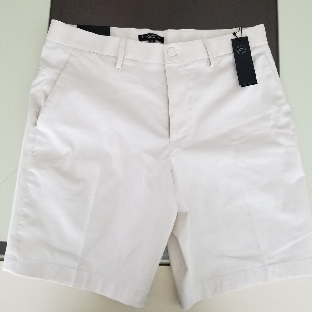 BRAND NEW! Size Banana Republic Men’s 9” short. Aiden fit, Core Temp technology